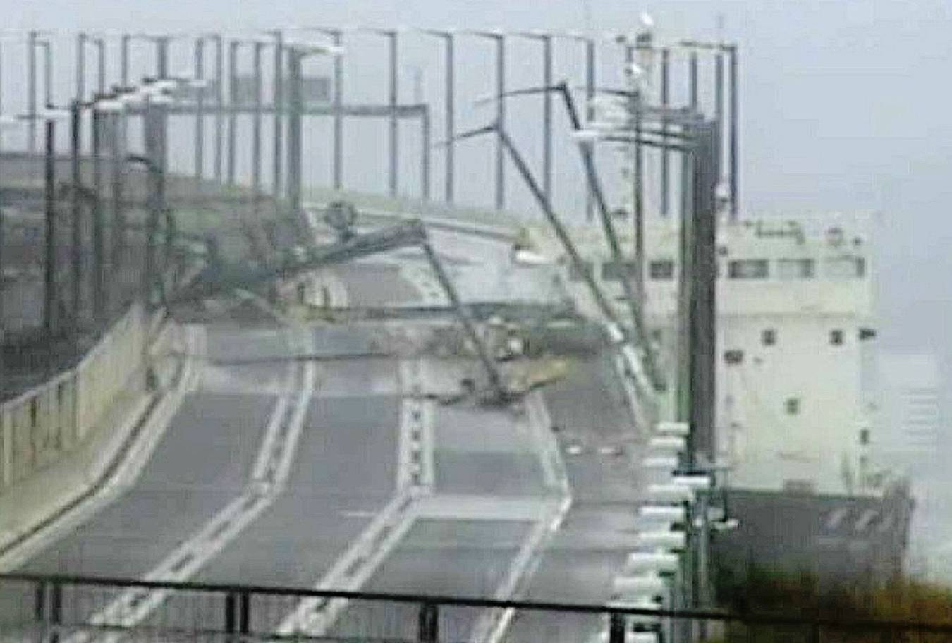 Cận cảnh Nhật Bản tan hoang sau siêu bão: Nhà bay nóc, tàu đâm cầu, xe nằm la liệt 16