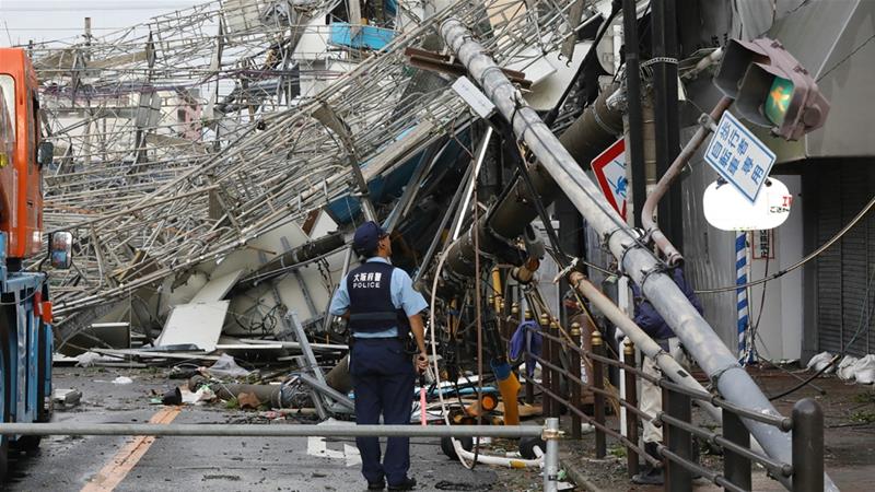 Cận cảnh Nhật Bản tan hoang sau siêu bão: Nhà bay nóc, tàu đâm cầu, xe nằm la liệt 2