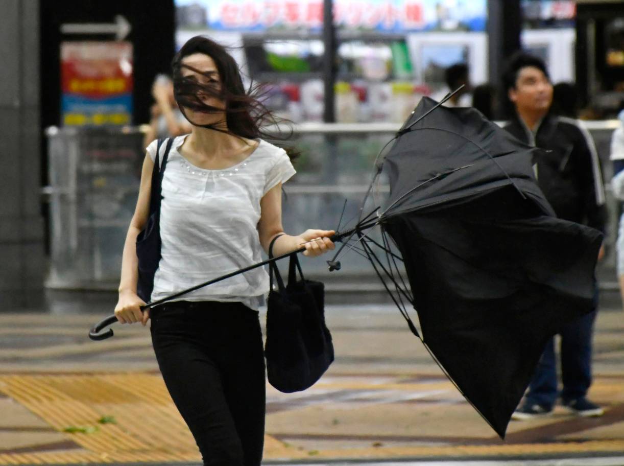 Cận cảnh Nhật Bản tan hoang sau siêu bão: Nhà bay nóc, tàu đâm cầu, xe nằm la liệt 6