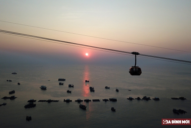 Cảnh hoàng hôn tuyệt đẹp trên biển Phú Quốc nhìn từ trên cáp treo Hòn Thơm