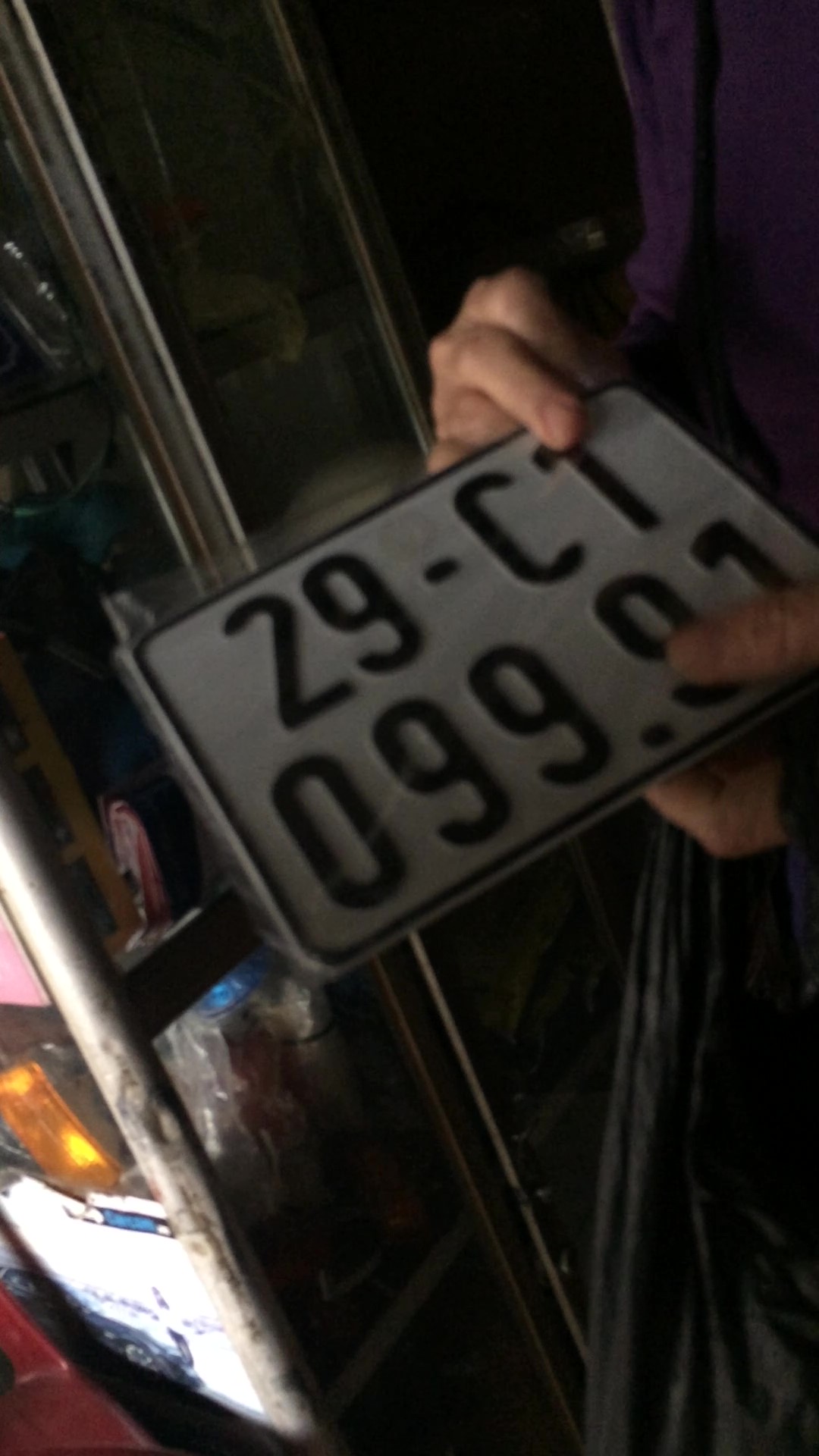 Mẫu biển số xe cơ giới giả, phóng viên được người bán hàng cho xem