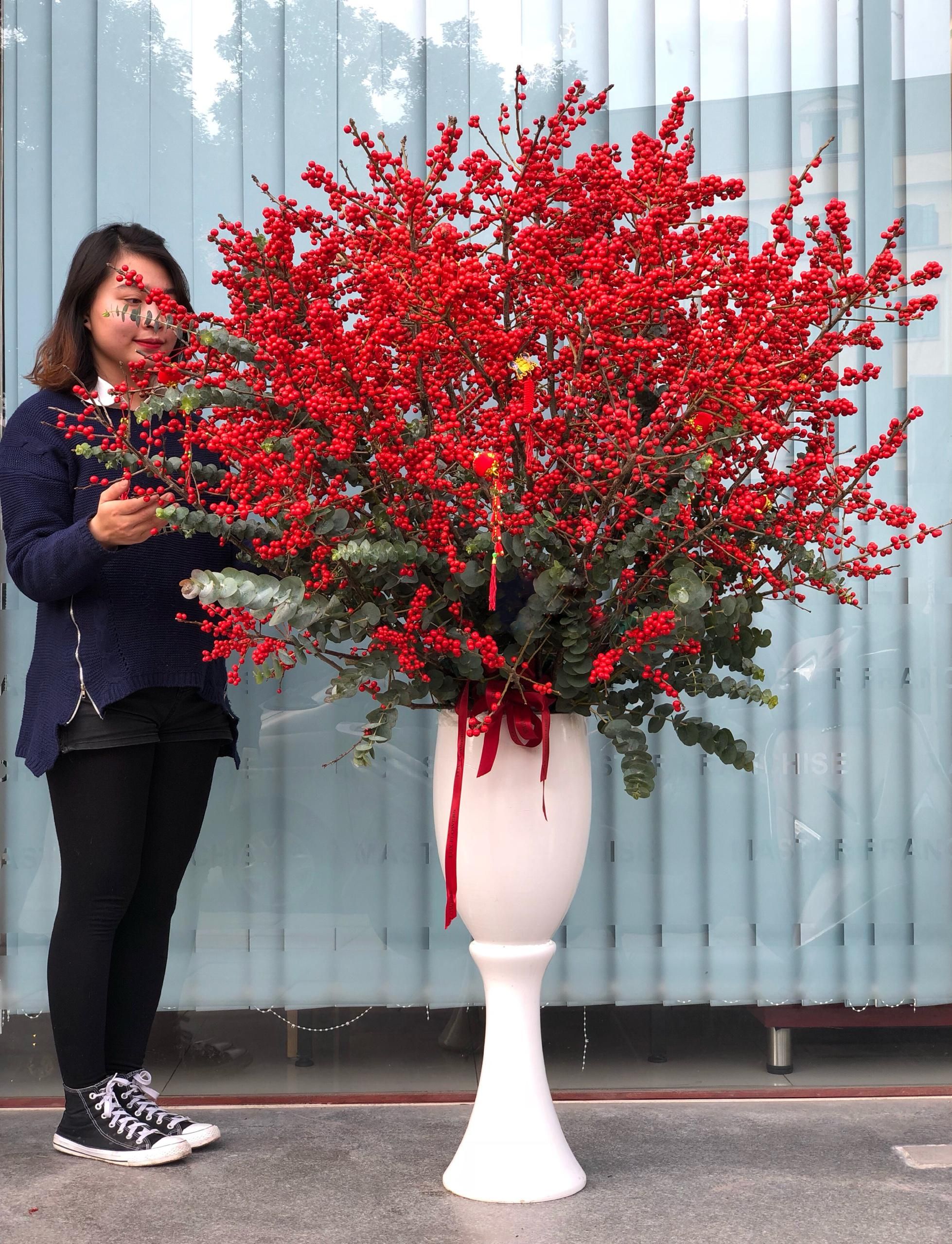 Bình hoa đào đông đỏ giá 21 triệu đồng 