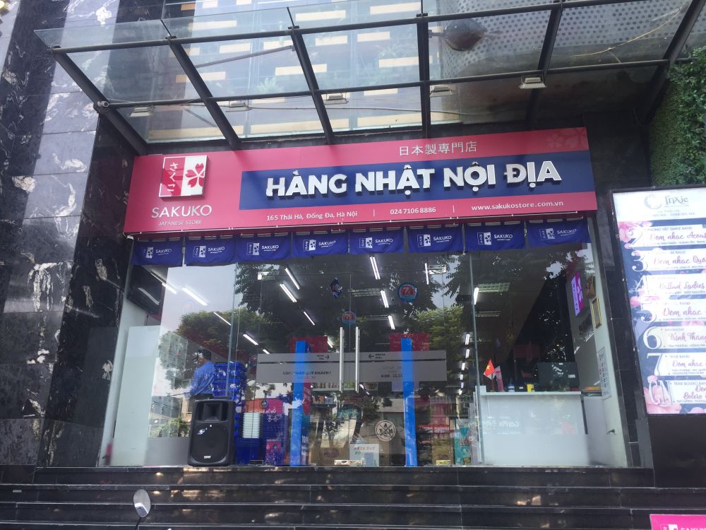 tại nhiều cửa hàng của thương hiệu này trên địa bàn Hà Nội, nhiều sản phẩm xuất xứ không rõ ràng gây hoang mang cho người tiêu dùng.