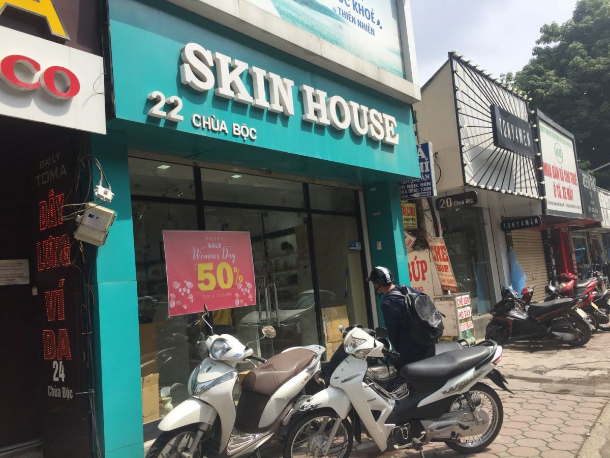 Skin House bán nhiều mặt hàng với giá thành chỉ bằng 1 nửa, hoặc thậm chí ít hơn so với các showroom chín hãng. Ảnh: Đỗ Linh.
