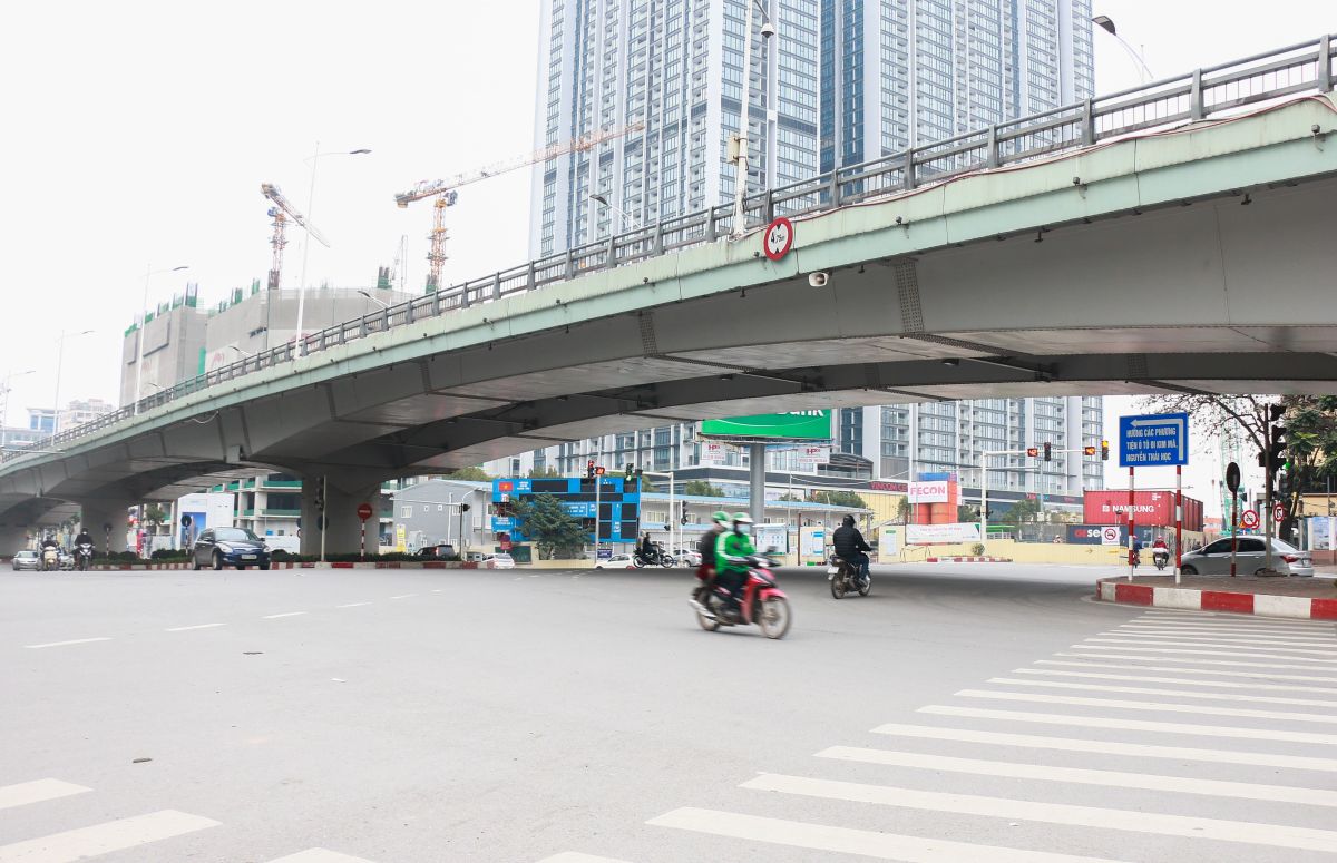 Thậm chí là các ngã tư giao cắt nhiều tuyến phố của Hà Nội cũng vắng vẻ.