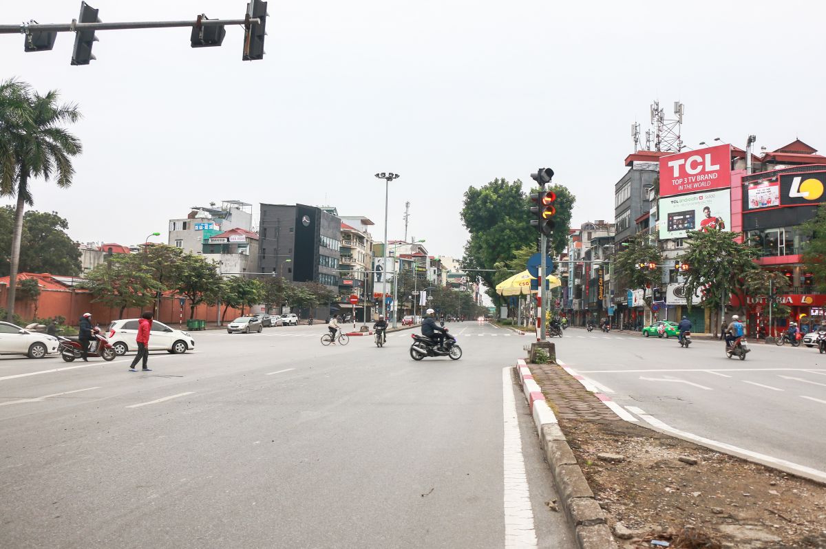 Nhiều tuyến đường trên Hà Nội vẫn thưa thớt phương tiện giao thông
