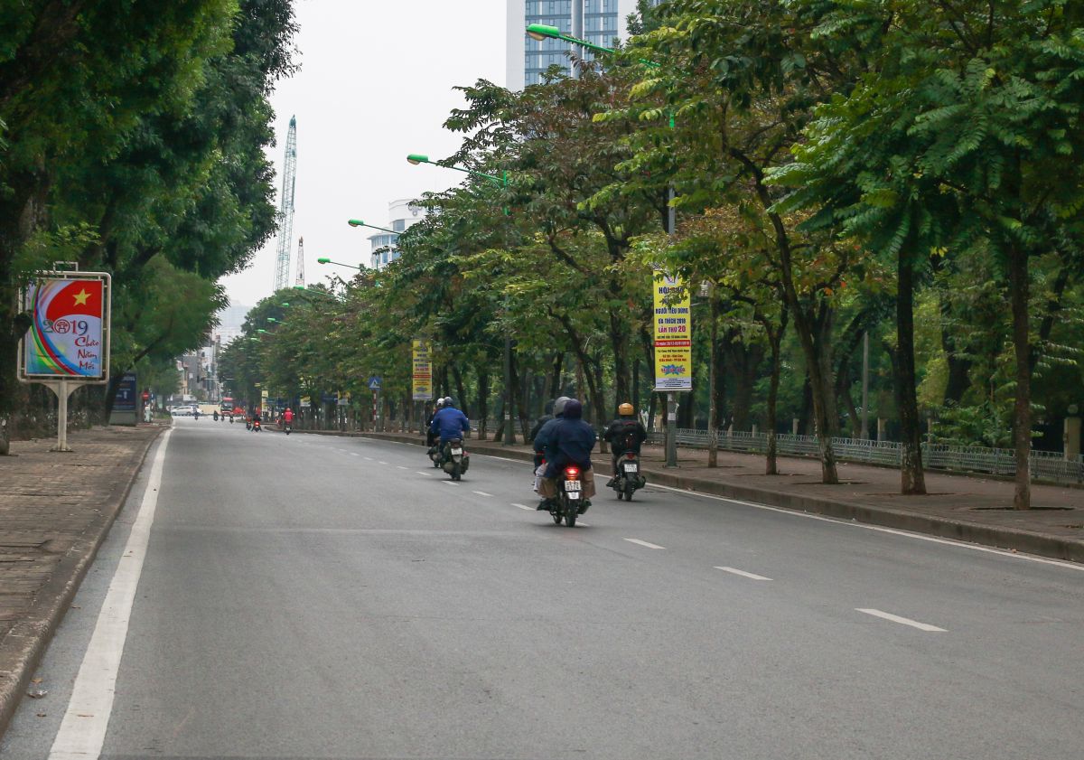 Lúc 7h30 sáng, tuyến đường Kim Mã thưa thớt phương tiện tham gia giao thông khác hẳn với hình ảnh đông đúc ngày thường.