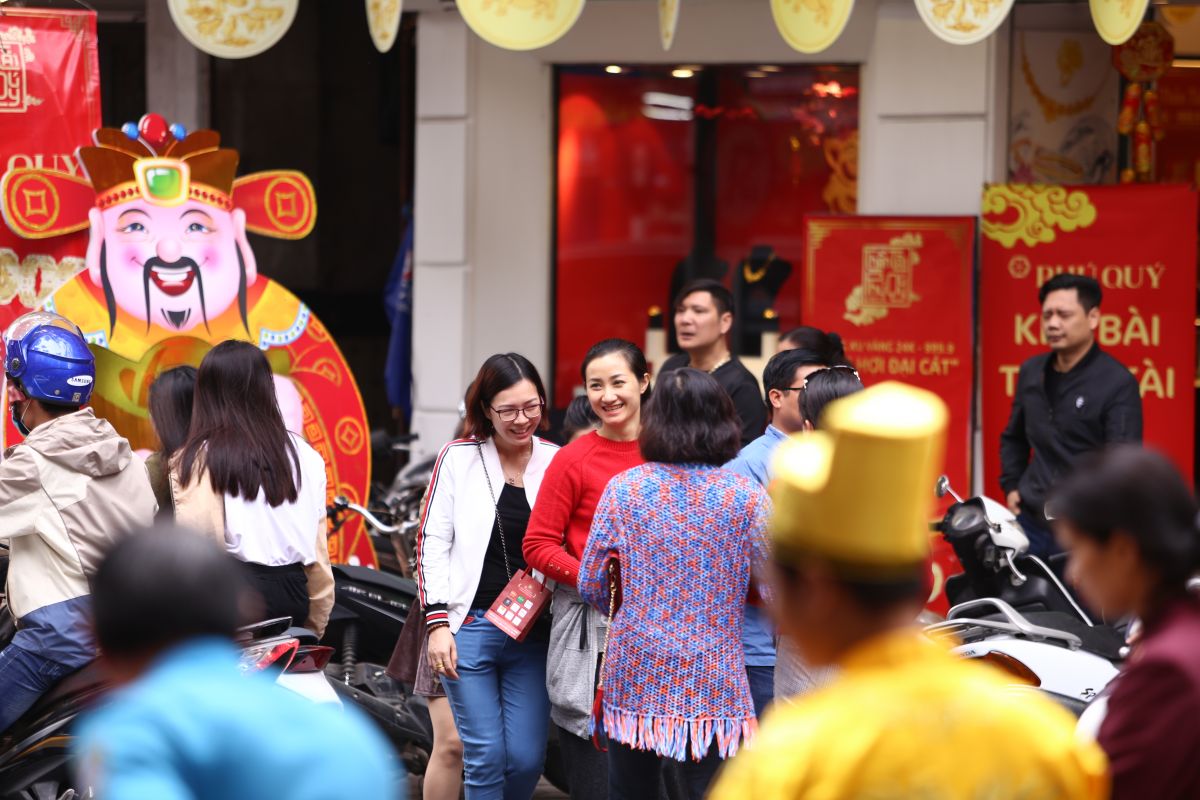 Theo ghi nhận của PV tại các cửa hàng vàng trên phố Trân Nhân Tông cho thấy, dù chưa đến ngày Vía thần Tài nhưng đã có rất nhiều khách đổ xô đi mua vàng cầu may dịp đầu năm mới.