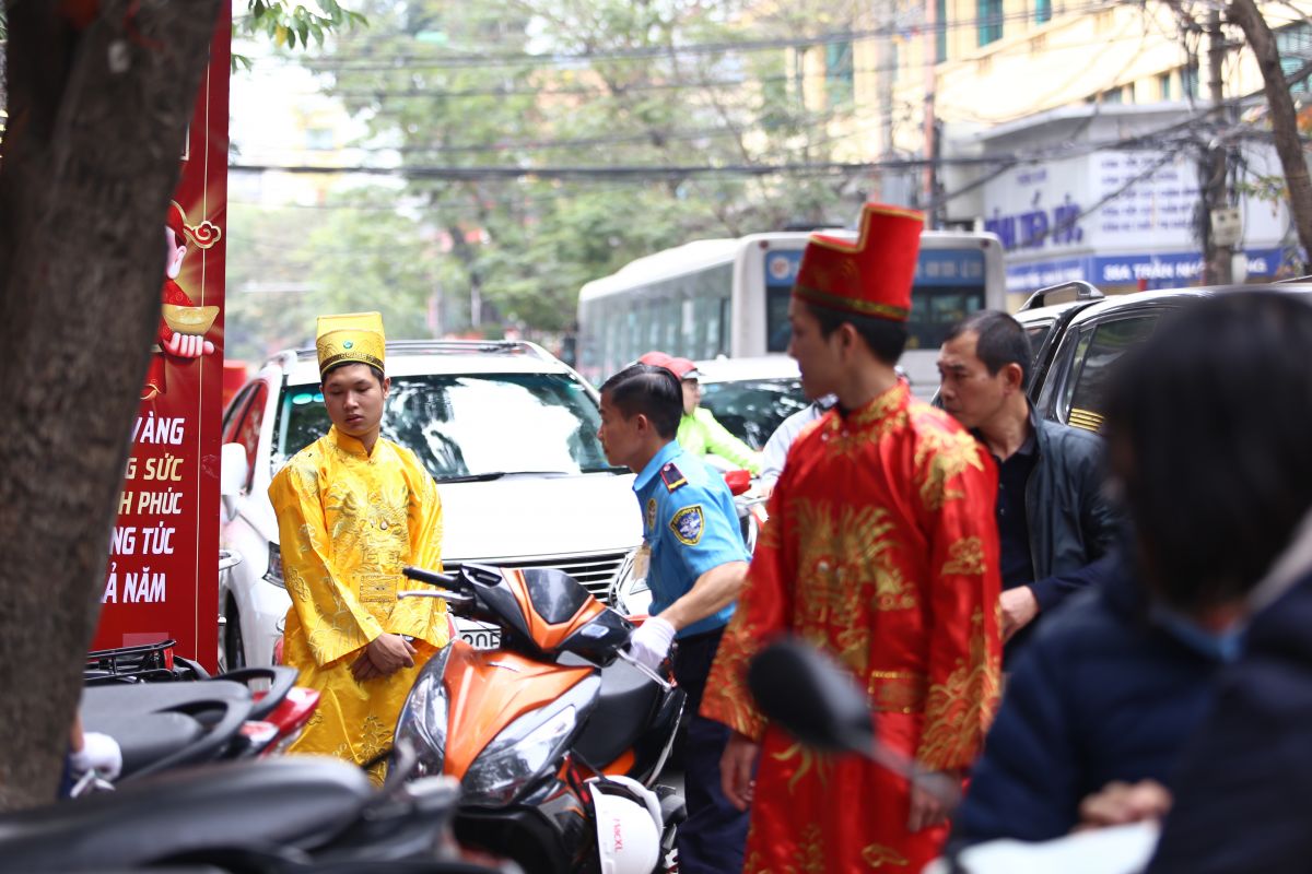 Theo ghi nhận của PV, càng về chiều lượng khách hàng đổ về các cửa hàng vàng trên phố Trần Nhân Tông càng nhiều, thậm chí gây ùn tắc cho tuyến đường.