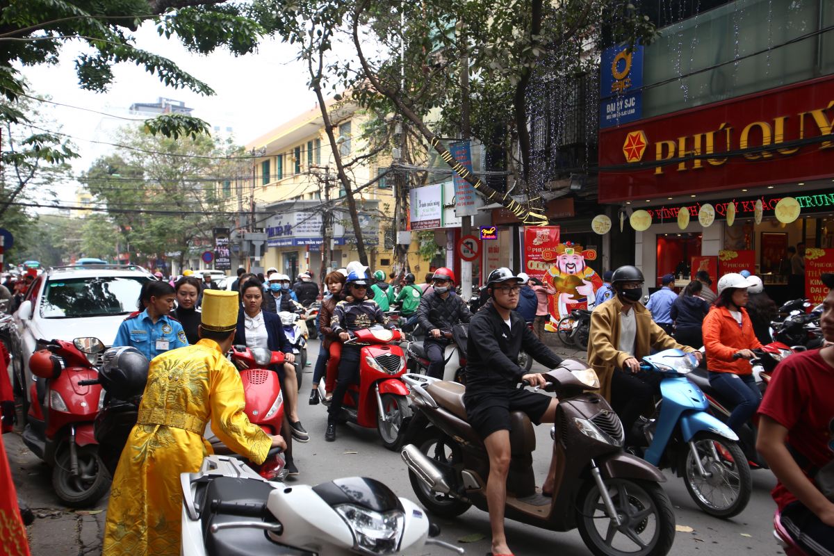 Dù ngày mai, 10/1 Âm lịch mới là ngày Vía Thần Tài. Tuy nhiên đã có rất đông người dân chen chúc tại các tiệm vàng lớn ở Hà Nội để mua vàng cầu may.