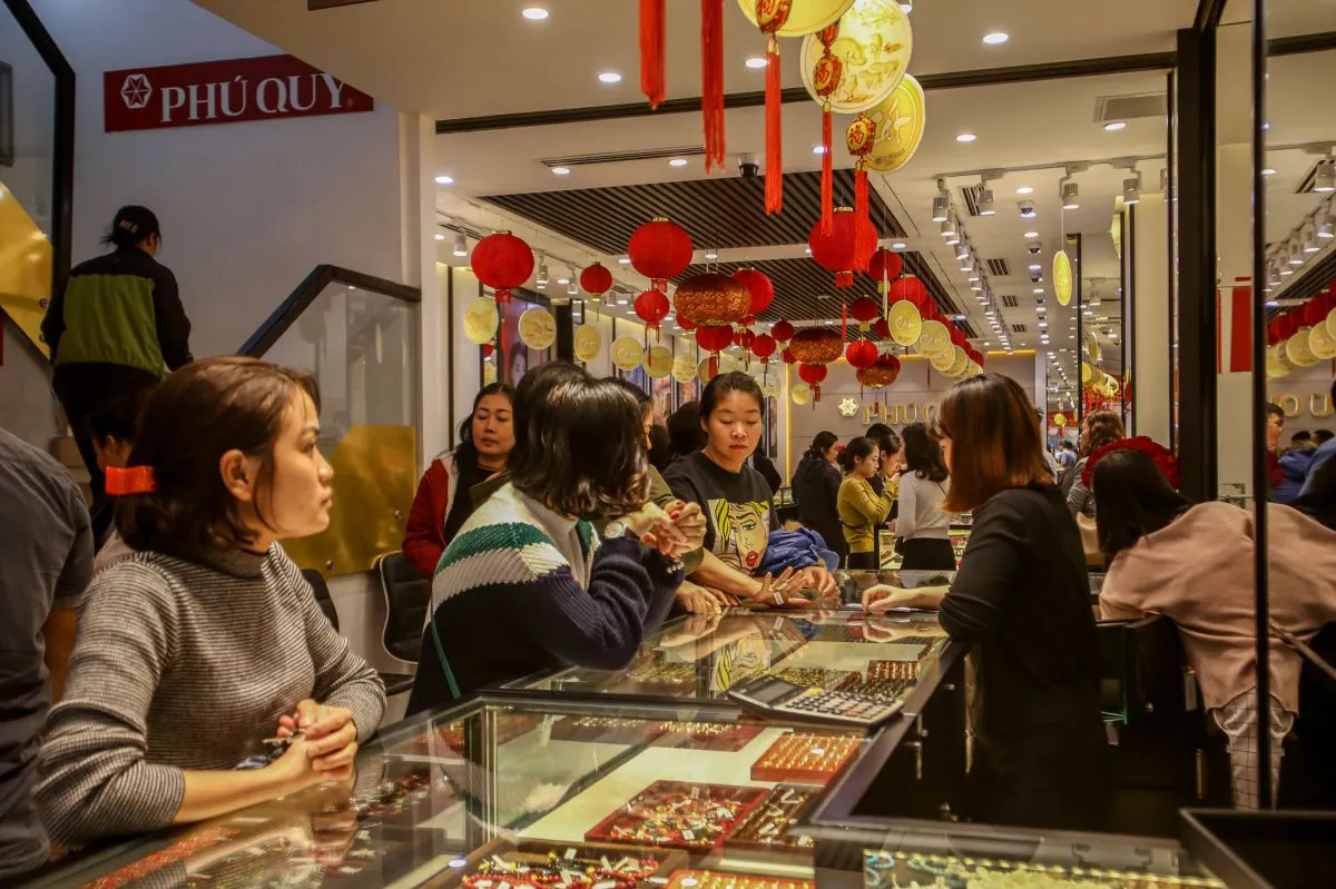 Bên trong các cửa hàng vàng, đặc biệt là những cửa hiệu có uy tín lâu năm như Bảo Tín Minh Châu, Phú Quý, SJC,... lượng khách đến mua vàng đông chóng mặt.