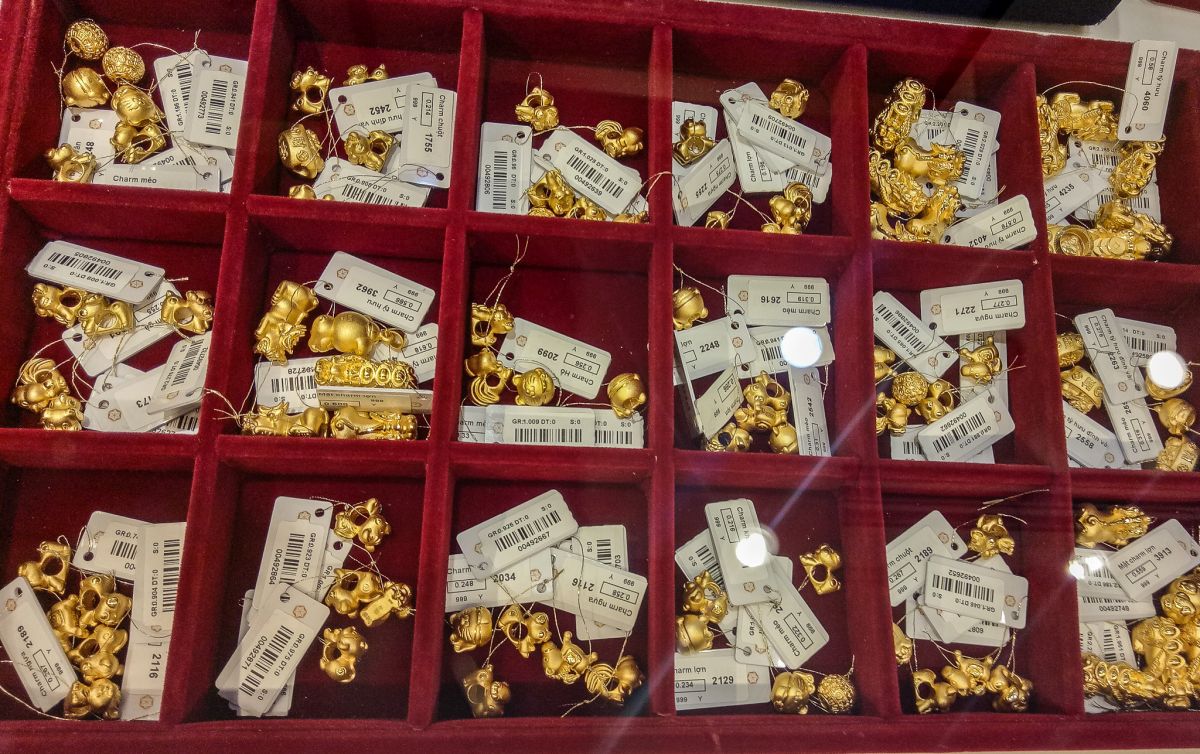 Một số sản phẩm vàng tượng trưng cho năm Kỷ Hợi bán rất chạy trong ngày vía Thần tài.