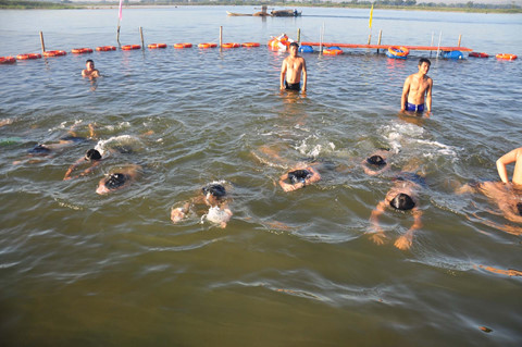 Dạy bơi trên sông, một mô hình mới ở TP.Quảng Ngãi thu hút nhiều trẻ em tham gia. (Ảnh: Hiền Cừ/Thanh niên)