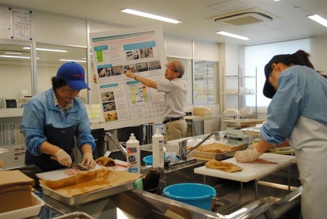 Nhân viên cảng Onahama chuẩn bị các mẫu hải sản để kiểm tra nhiễm xạ ở Iwaki. Ảnh: AFP
