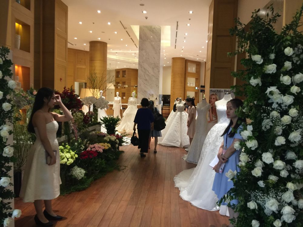 Khu trưng bày váy cưới, các cô dâu có thể mặc thử tất cả các mẫu mới nhất.
