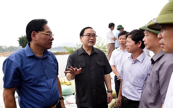 Ông Đinh Mạnh Hùng – Chủ tịch UBND huyện Chương Mỹ (ngoài cùng bên trái) trong một lần kiểm tra thực địa cùng lãnh đạo TP Hà Nội.