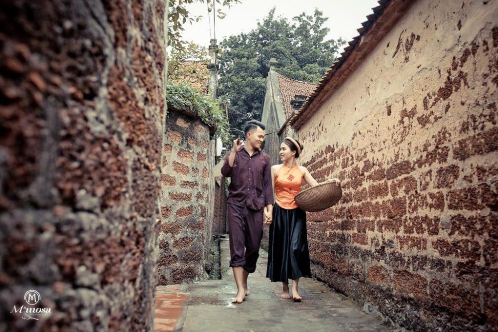 Cô dâu Trang, chú rể Hoàng nhiều năm sinh sống và làm việc ở nước ngoài, trở về Đường Lâm thực hiện bộ ảnh nên duyên vợ chồng. (Ảnh: Mimosa studio)