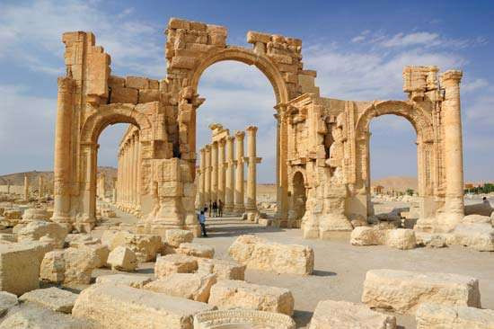 Thành cổ Palmyra là di tích lịch sử nổi tiếng của Syria.