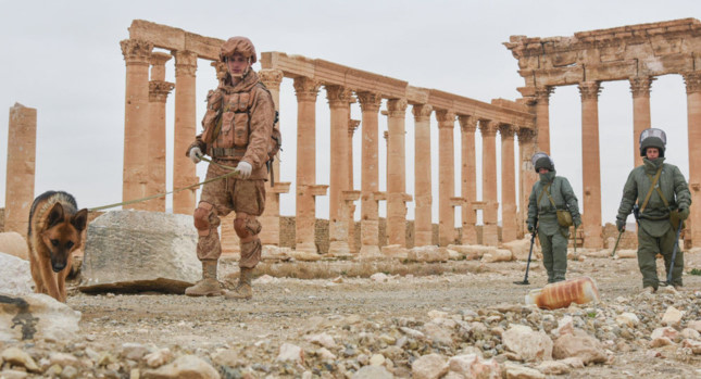 Quân đội Syria và Nga hợp tác để dọn dẹp các bãi mìn được IS chôn trong thành cổ. Ảnh: Sputnik