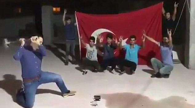 Đoạn clip ghi lại cảnh những người đàn ông Thổ Nhĩ Kỳ dùng búa đập ánt điện thoại iPhone