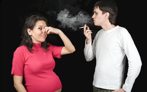 Việc phải tiếp xúc với khói thuốc lá thường xuyên cũng chịu tác hại không kém người hút trực tiếp