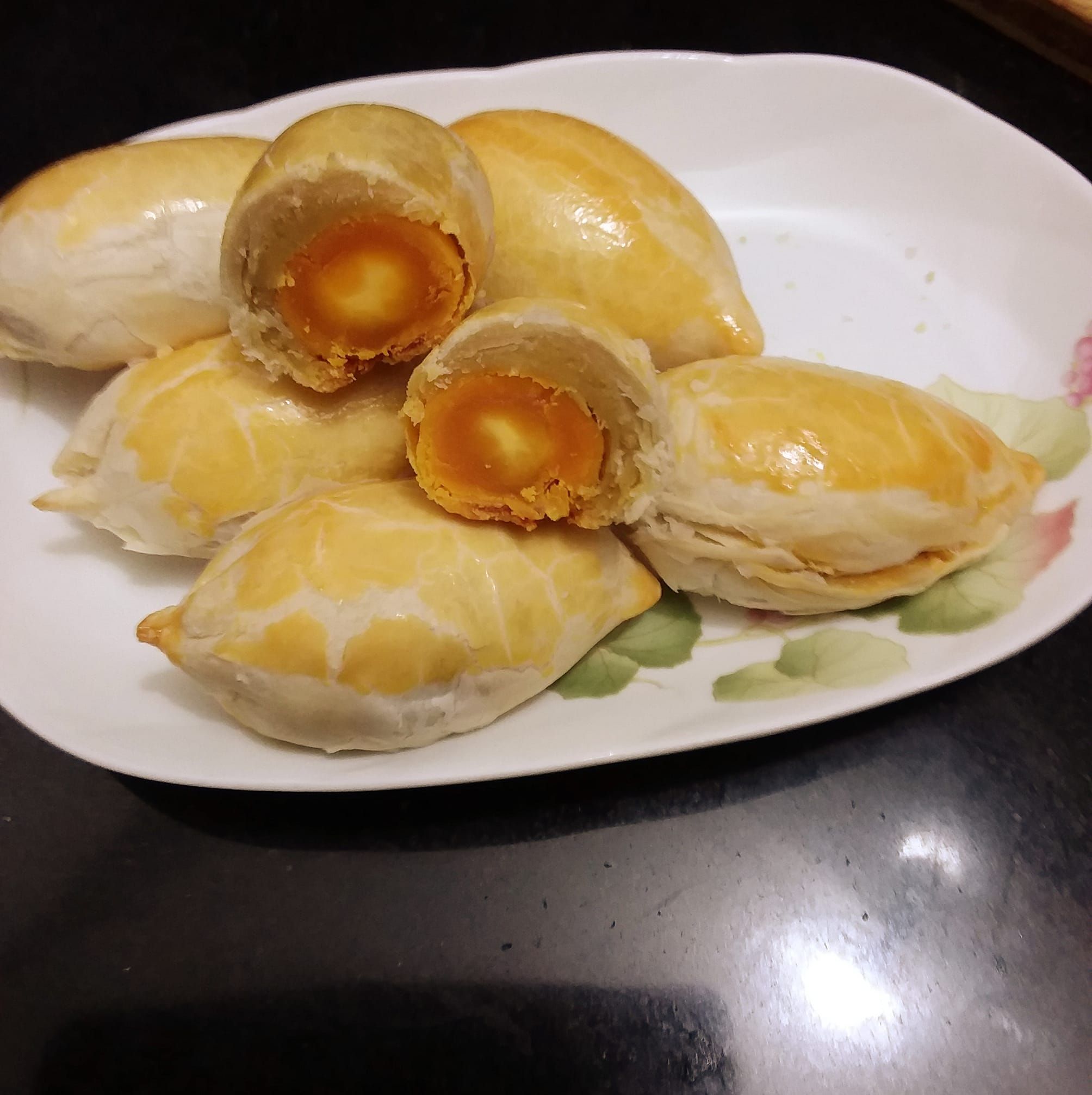 Bánh hình múi sầu riêng, vị sầu riêng, nhân trứng muối