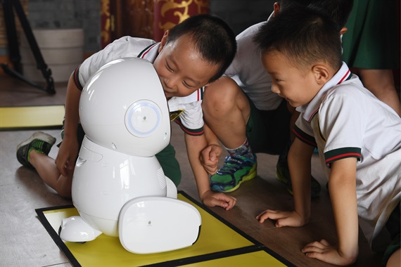 Robot Keeko kể chuyện và hướng dẫn các em nhỏ Trung Quốc tại Viện đa văn hóa YISWIND ở Bắc Kinh, Trung Quốc