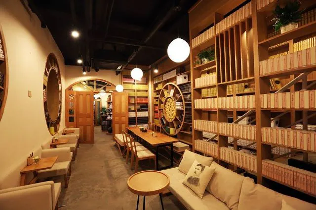Không gian uống cà phê kết hợp đọc sách trong các cửa hàng Trung Nguyên Legend