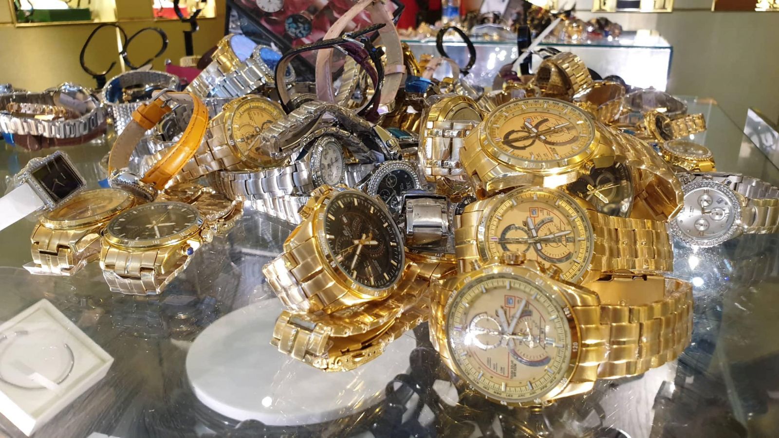 Hàng trăm chiếc đồng hồ mang thương hiệu nổi tiếng nghi là giả mạo.