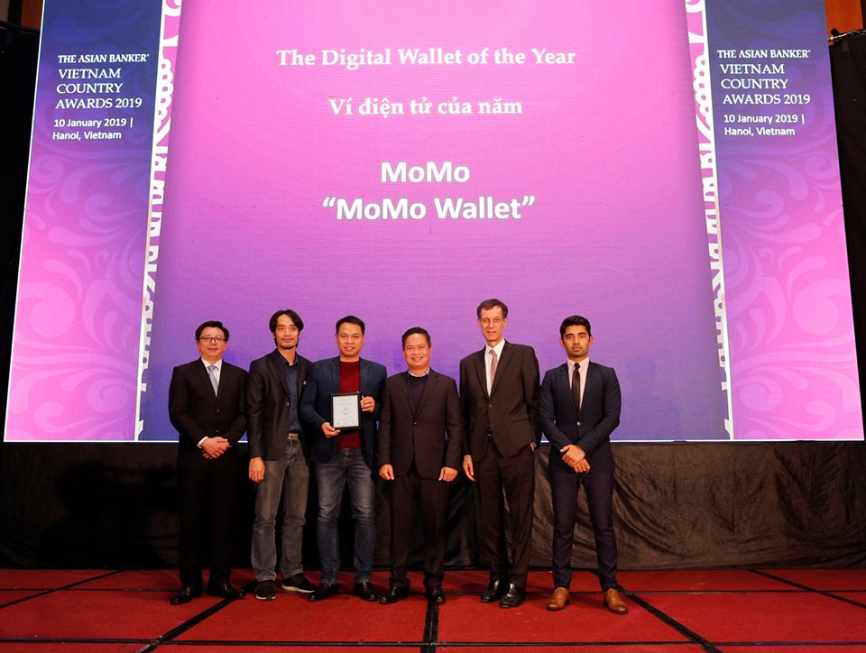 Ông Foo Boon Ping, TBT The Asian Banker (ngoài cùng bên trái) và ông Richard Hartung, Giám đốc Nguồn lực quốc tế The Asian Banker (thứ 2 bên phải) trao giải “Ví điện tử của năm” cho đại diện của MoMo.