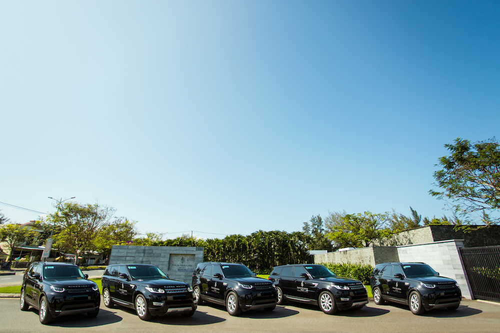 Đội xe bao gồm 03 chiếc Range Rover Sport và 02 chiếc Discovery của Land Rover được bàn giao cho khách hàng.