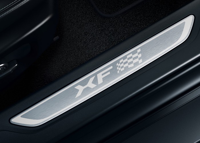 Ốp bệ cửa đi kèm logo Jaguar XF phiên bản đặc biệt