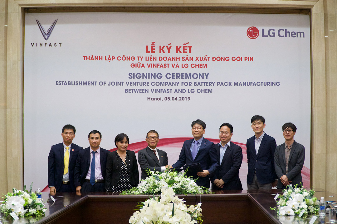 VinFast cùng với đối tác LG Chem đã tổ chức lễ ký kết tại Hà Nội, công bố thành lập liên doanh sản xuất pin lithium-ion tại Việt Nam.
