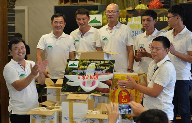 Trưa nay, câu lạc bộ hoa lan đột biến sông Hàn (Đà Nẵng) đã thực hiện giao dịch mua gốc lan Giã Hạc 5 cánh trắng từ một chủ nhân ở Ninh Thuận với giá 6,8 tỉ đồng. Ảnh: Zing. 