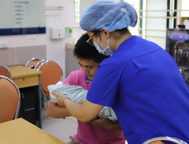 Gia đình sản phụ suy thận giai đoạn cuối đón con gái mơi sinh từ nhân viên y tế.