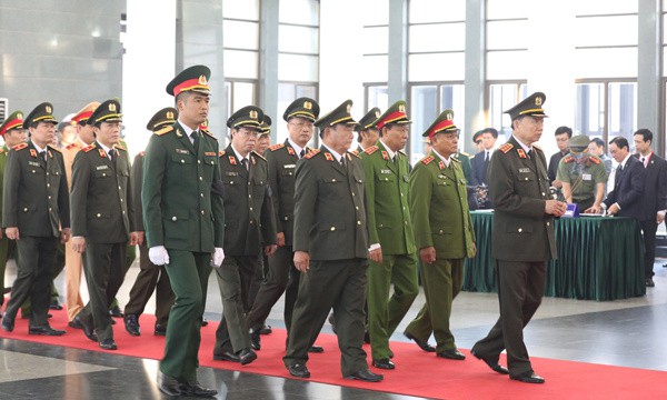  Đoàn Bộ Công an do Bộ trưởng, Thượng tướng Tô Lâm dẫn đầu vào viếng. Ảnh:Vnexpress 