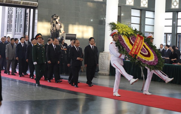  Đoàn Chính phủ do Thủ tướng Nguyễn Xuân Phúc dẫn đầu vào viếng. Ảnh: Vnexpress 