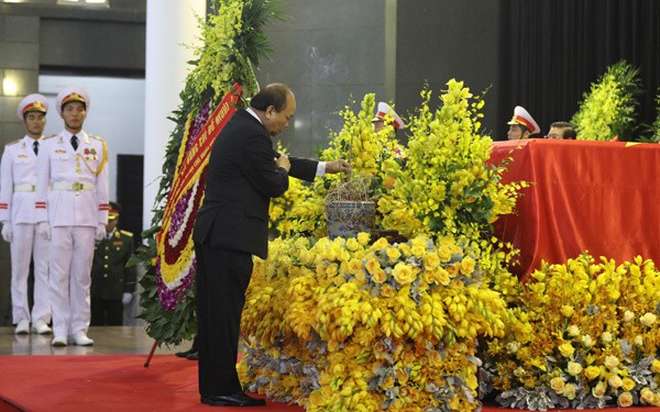  Thủ tướng Nguyễn Xuân Phúc thắp hương trước linh cữu cố Tổng Bí thư Đỗ Mười. Ảnh: Vnexpress 