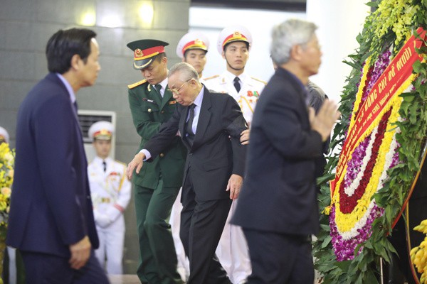  Nguyên Phó thủ tướng, Bộ trưởng Ngoại giao Nguyễn Mạnh Cầm trong lễ viếng. Ảnh:Vnexpress 