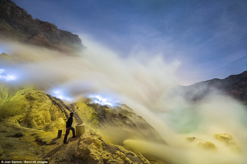 Nghề nguy hiểm nhất hành tinh: Khai thác lưu huỳnh bên miệng núi lửa đang phun