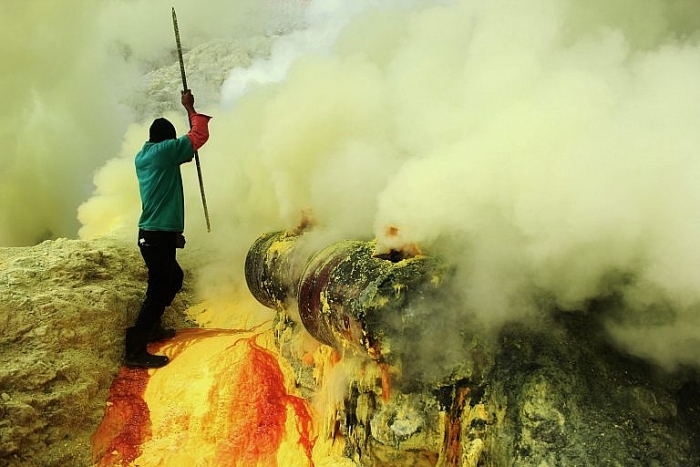 Nghề nguy hiểm nhất hành tinh: Khai thác lưu huỳnh bên miệng núi lửa đang phun