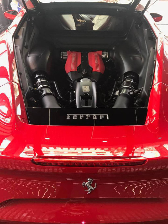  Ferrari 488 GTB là mẫu xe thứ hai của Ferrari sử dụng công nghệ động cơ tăng áp sau chiếc California T. Động cơ này có khả năng đáp ứng mau lẹ không thua kém so với loại nạp trực tiếp, có ưu điểm giảm được dung tích và tăng hiệu suất, tiết kiệm nhiên liệu. 