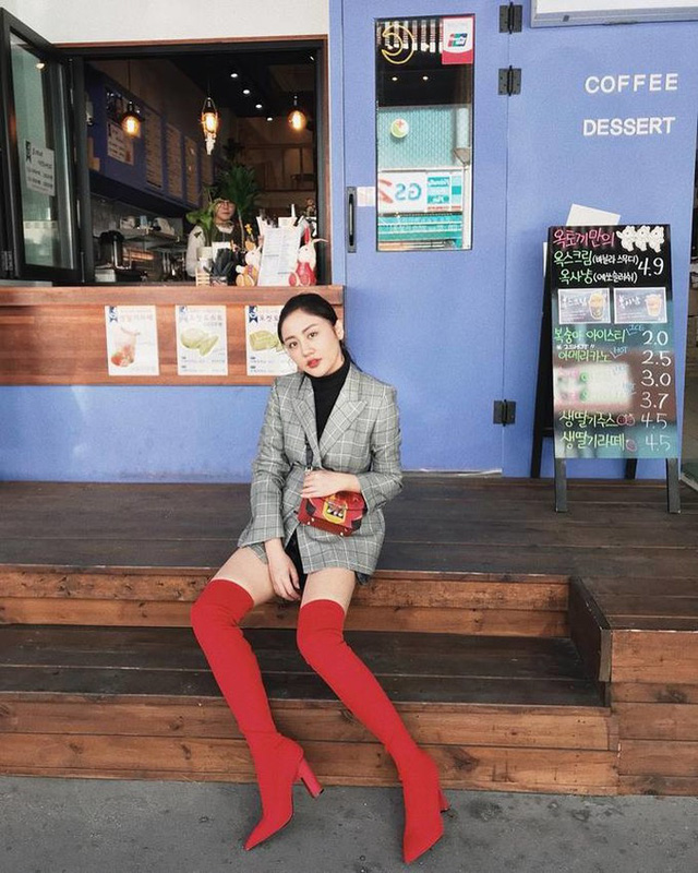 Với chiếc blazer vintage, Văn Mai Hương khéo léo kết hợp cùng một đôi sock boots màu đỏ nổi bật.
