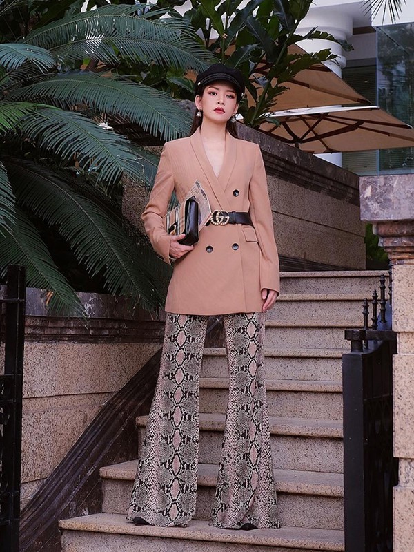 Chi Pu cá tính cùng áo vest phom dáng rộng mặc với quần in hoạ tiết da trăn - một trong những xu hướng được các fashionista thế giới ưa chuộng ở mùa thu 2018.