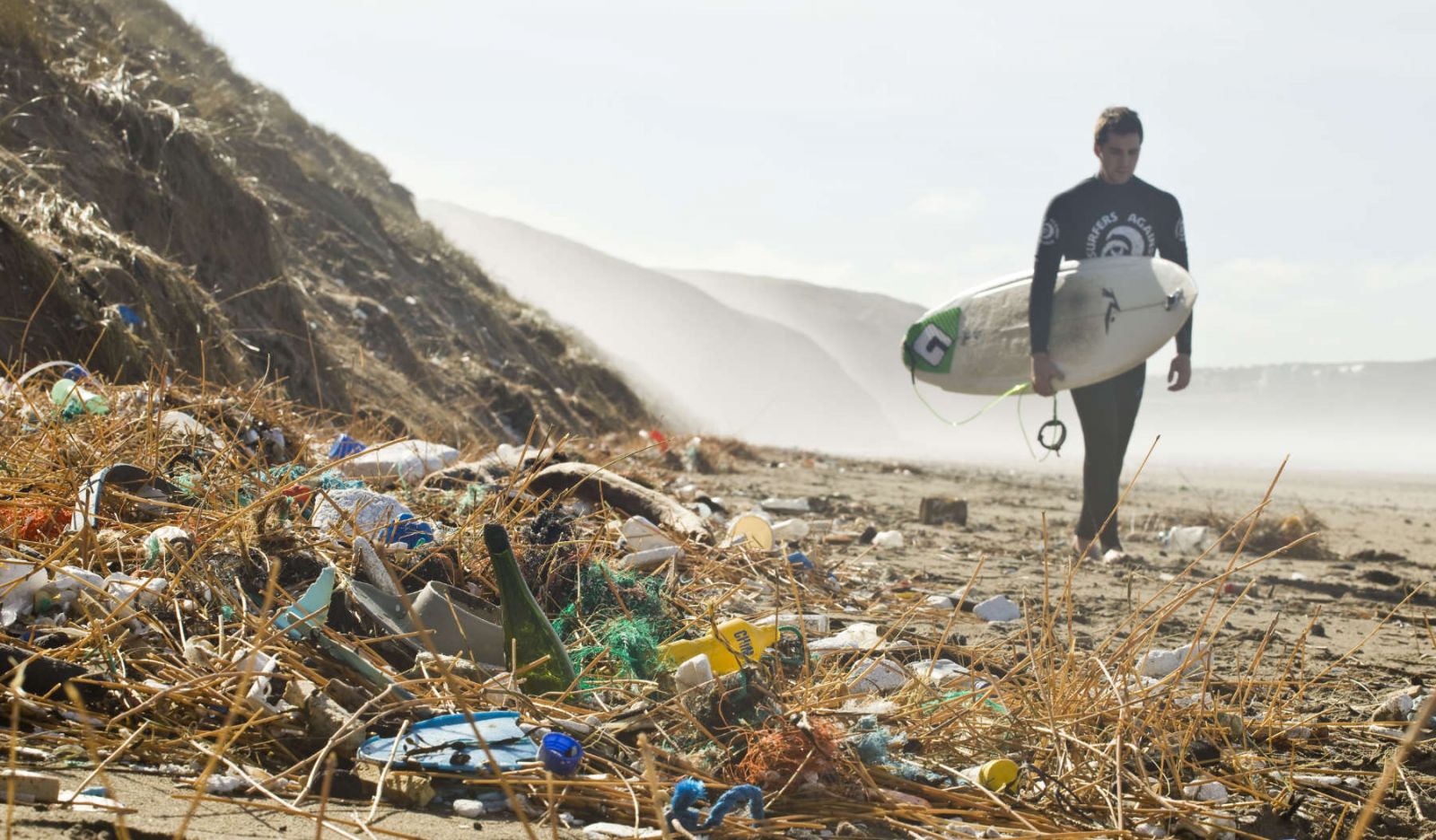Khách du lịch đi nhưng rác thải thì bị để lại, khiến nhiều bãi biển ô nhiễm nghiêm trọng.