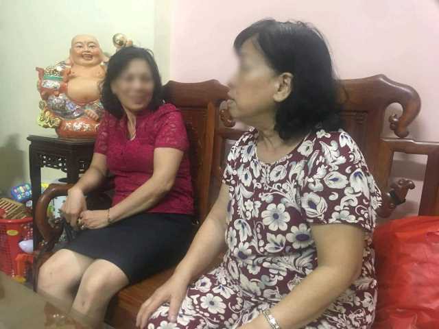  Bà Bình (bên phải) cùng người thân chưa hết hoảng loạn sau khi chứng kiến vụ việc. 