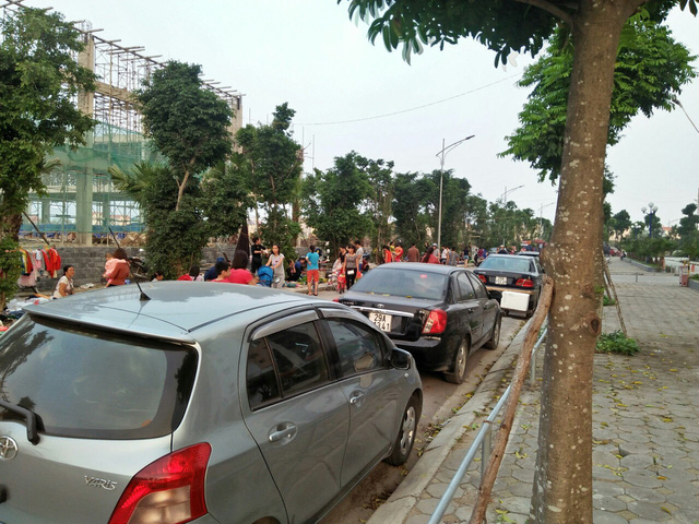  Người dân mua bán lương thực thực phẩm tại chợ cóc ven đường Khu đô thị Thanh Hà gây cản trở giao thông, ảnh hưởng mỹ quan đô thị. (ảnh: HC) 