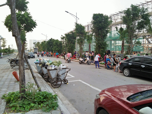  Một hình ảnh khác về việc người dân phải mua bán lương thực thực phẩm tại chợ cóc Khu đô thị Thanh Hà. (ảnh: HC) 