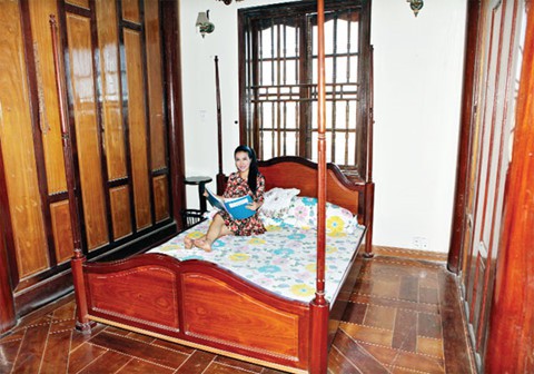 Phòng ngủ mộc mạc cũng sử dụng chất liệu gỗ.