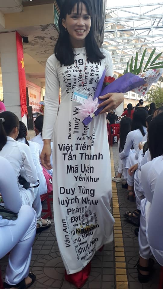 p/Cô giáo Nguyễn Thị Ngọc Vinh diện chiếc áo dài đặc biệt in tên 40 học sinh lớp 11A1.p/